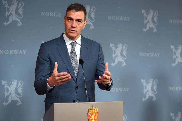 El presidente del Gobierno, Pedro Sánchez, durante su rueda de prensa tras su reunión con el primer ministro del Reino de Noruega, Jonas Gahr Støre, en Oslo, a 12 de abril de 2024, en Oslo (Noruega).