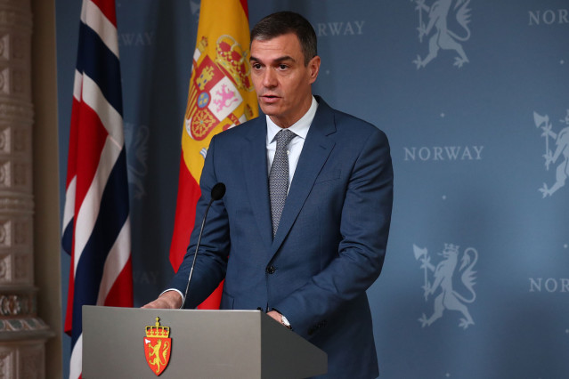 El presidente del Gobierno, Pedro Sánchez, durante su rueda de prensa tras su reunión con el primer ministro del Reino de Noruega, Jonas Gahr Støre, en Oslo, a 12 de abril de 2024, en Oslo (Noruega).