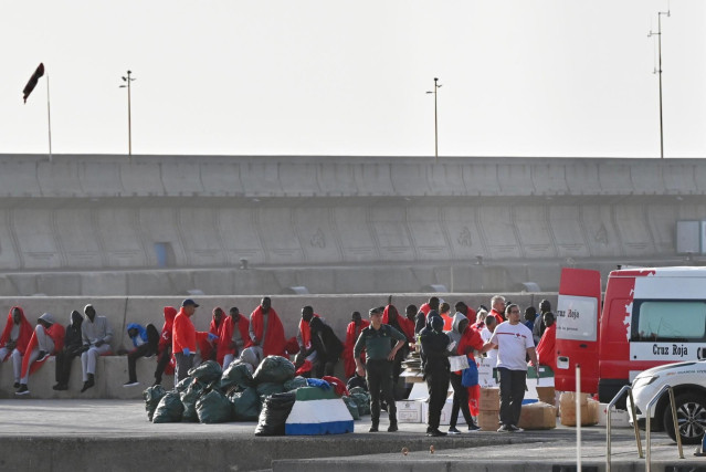Archivo - Decenas de migrantes son atendidos por los equipos de Emergencias de Canarias, en el Puerto de La Estaca, a 23 de enero de 2023, en El Hierro