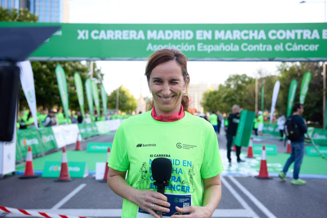 La ministra de Sanidad, Mónica García, durante la celebración de la XI Carrera Madrid en marcha por el Cáncer, en el Paseo de la Castellana, a 14 de abril de 2024, en Madrid (España).
