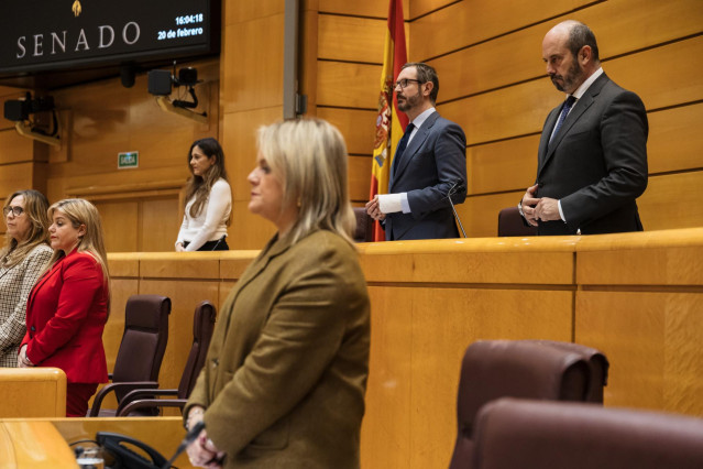 Archivo - El presidente del Senado, Pedro Rollán (1d), durante el minuto de silencio en una sesión plenaria en el Senado, a 20 de febrero de 2024, en Madrid (España). Durante el pleno se han abordado cuestiones como las muertes de los agentes en Barbate,