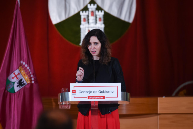 La presidenta de la Comunidad de Madrid, Isabel Díaz Ayuso, ofrece una rueda de prensa tras la reunión del Consejo de Gobierno, que de forma extraordinaria se celebra en el Ayuntamiento de Alcobendas, a 10 de abril de 2024, en Alcobendas, Madrid (España).