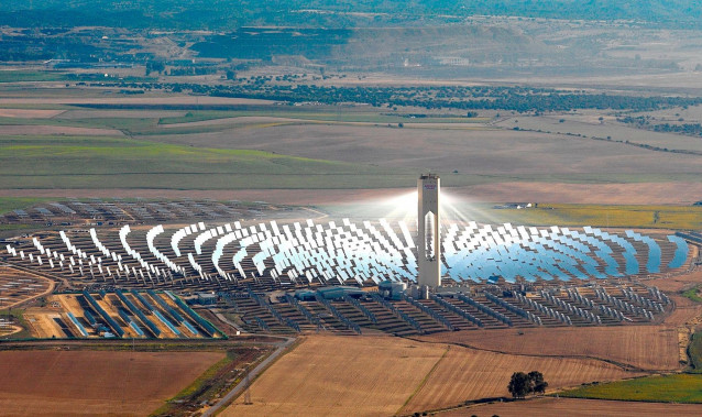 Archivo - El IDAE adjudica a Protermosolar la elaboración de una guía de energía solar térmica de concentración.