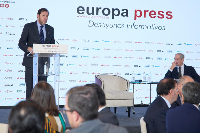 El ministro de Transportes y Movilidad Sostenible, Óscar Puente, interviene durante un desayuno informativo de Europa Press, en el hotel Rosewood Villa Magna, a 15 de abril de 2024, en Madrid