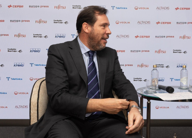 El ministro de Transportes y Movilidad Sostenible, Óscar Puente,  durante un desayuno informativo de Europa Press, en el hotel Rosewood Villa Magna, a 15 de abril de 2024, en Madrid (España).