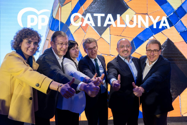 (I-D) El candidato del PP por Tarragona, Pere Lluís Huguet; La candidata del PP por Lleida, Montse Berenguer; el líder del PP, Alberto Núñez Feijóo; El candidato del PP a las elecciones catalanas, Alejandro Fernández y el candidato del PP por Girona, Jaum