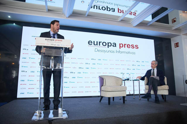 El ministro de Transportes y Movilidad Sostenible, Óscar Puente, interviene durante un desayuno informativo de Europa Press, en el hotel Rosewood Villa Magna, a 15 de abril de 2024, en Madrid (España).