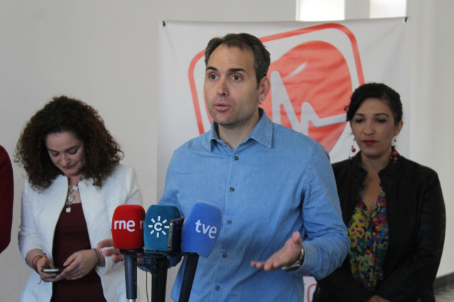 El coordinador general de IU Andalucía, Toni Valero, en una rueda de prensa en Málaga.