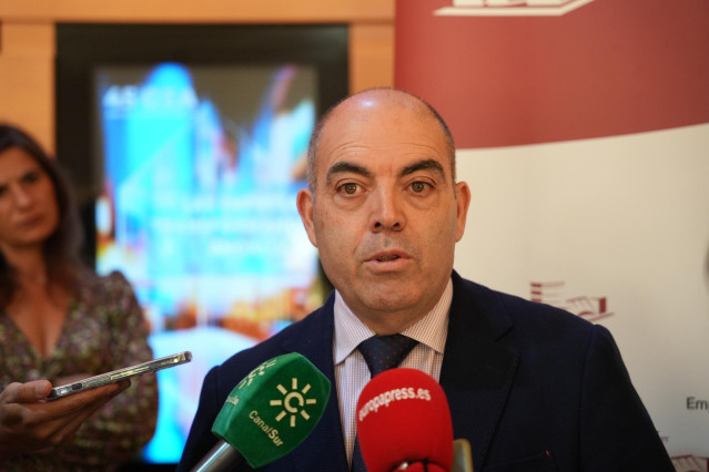 El vicepresidente de la CEOE Lorenzo Amor, en una atención a medios en Sevilla capital.
