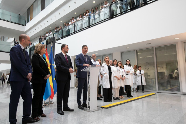 El presidente del Gobierno, Pedro Sánchez, durante su visita al Hospital Central Universitario de Asturias (HUCA).