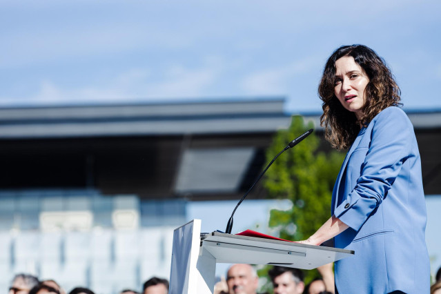 La presidenta de la Comunidad de Madrid, Isabel Díaz Ayuso, interviene durante la presentación de la escultura de Telefónica, en el Distrito Telefónica Edificio Central, a 15 de abril de 2024