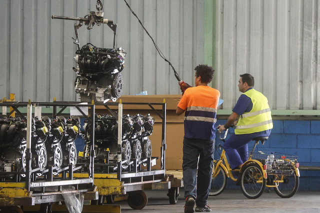 Archivo - Dos trabajadores en la fábrica de Ford en Almussafes (Valencia).
