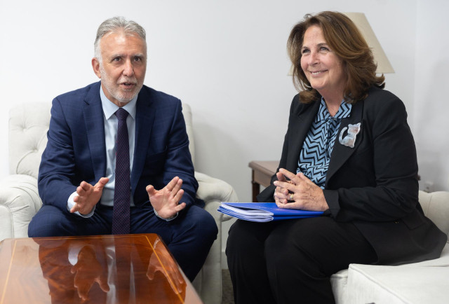 El ministro de Política Territorial y Memoria Democrática, Ángel Víctor Torres, durante una reunión con la jefa de la Misión en España de la Organización Internacional de Migraciones (OIM), María Jesús Herrera, en la  sede del Ministerio, a 15 de abril de