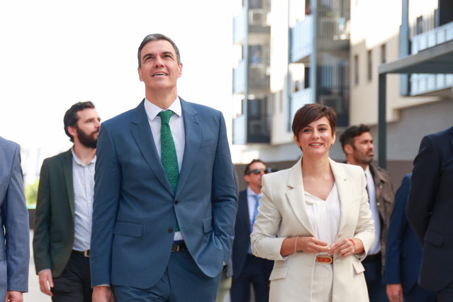 El presidente del Gobierno, Pedro Sánchez, visita la promoción de viviendas sociales Intercivitas II. A 8 de abril de 2024, en Dos Hermanas, Sevilla (Andalucía, España).