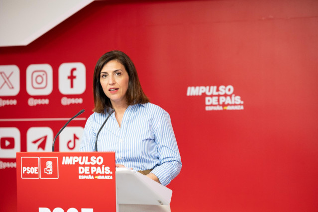 La portavoz del PSOE, Esther Peña, en una rueda de prensa desde la sede del partido en la calle Ferraz.