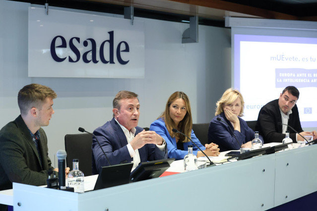 Joan Solé, alumno de Esade; Esteve Almirall, profesor del Departamento de Operaciones, Innovación y Data Sciences de Esade; y las eurodiputadas Susana Solís (Cs) y Pilar del Castillo (PP), en un acto en Madrid organizado por Europa Press y la Eurocámara.