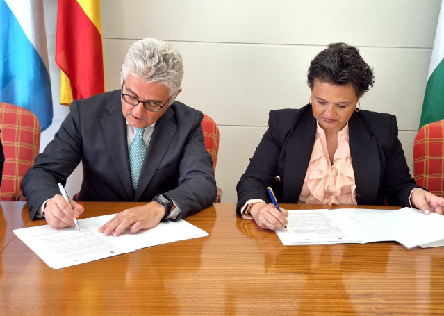 La alcaldesa, Margarita del Cid, junto con el director general de la Asociación Española de Codificación Comercial - Asociación de Fabricantes y Distribuidores (Aecoc), José María Bonmatí, han firmado un protocolo de actuación.