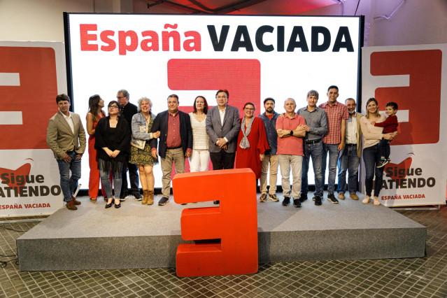 Archivo - Foto de familia de un acto de precampaña de España Vaciada, en el Espacio Rastro Madrid, a 29 de abril de 2023, en Madrid (España). Durante este acto, el partido ha presentado oficialmente sus candidaturas para las próximas elecciones municipale