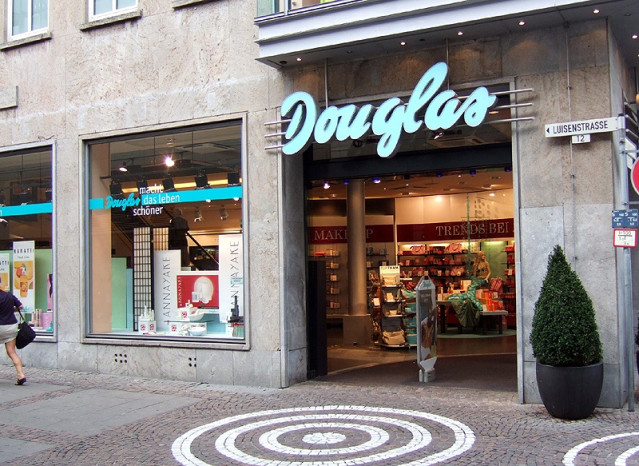 Archivo - Perfumería de la marca Douglas.