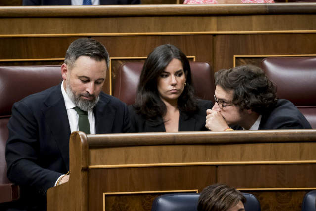 Archivo - El líder de VOX, Santiago Abascal, con la portavoz, Pepa Rodríguez de Millán, y el secretario general del grupo, José María Figaredo