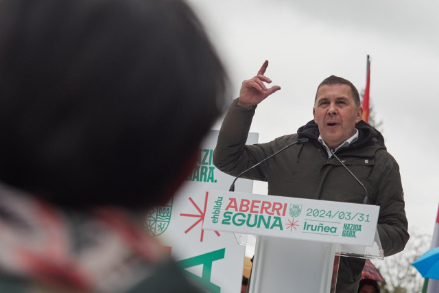 El coordinador general de EH Bildu, Arnaldo Otegi, interviene durante una manifestación por el Aberri Eguna