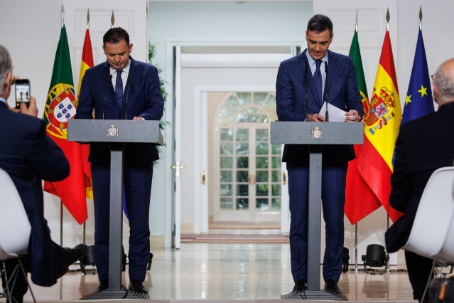 El presidente del Gobierno, Pedro Sánchez (d), y el primer ministro de la República de Portugal, Luís Montenegro (i), comparecen en una rueda de prensa tras una reunión, en el Complejo de la Moncloa