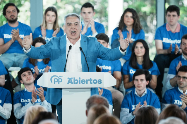 El presidente del PP vasco y candidato del partido a Lehendakari, Javier de Andrés, interviene durante un acto de campaña del PP vasco, en el Palacio Euskalduna, a 14 de abril de 2024, en Bilbao.