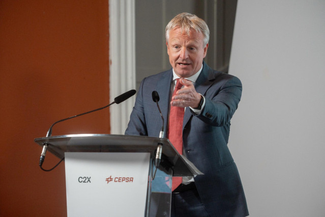 Archivo - El CEO de Cepsa, Maarten Wetselaar, interviene en el  acto de presentación, a 10 de enero de 2024 en Huelva, Andalucía (España). El presidente de la Junta de Andalucía, Juanma Moreno, participa en el acto de presentación y destaca la relevancia