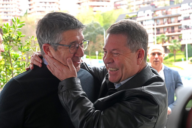 El portavoz del PSOE en el Congreso, Patxi López (i), y el presidente de Castilla-La Mancha, Emiliano García-Page (d), a su llegada a un acto del PSE-EE, en el Hotel Costa Vasca, a 22 de marzo de 2024, en San Sebastián, Guipúzcoa, País Vasco (España).