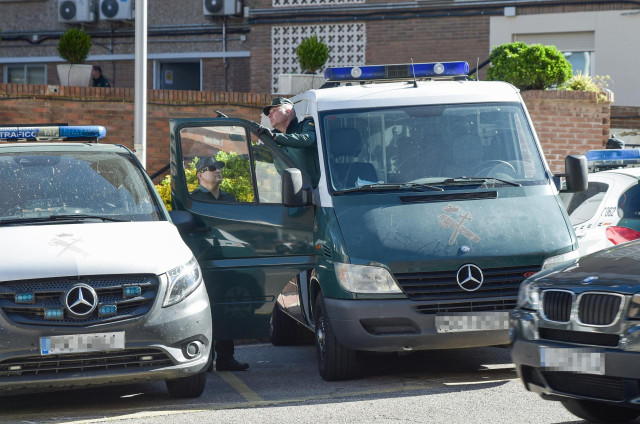 Un furgón de la Guardia Civil lleva a los detenidos por el crimen de Chiloeches desde la comandancia de la Guardia Civil de Guadalajara para pasar a disposición judicial, a 16 de abril de 2024, en Guadalajara, Castilla-La Mancha (España).