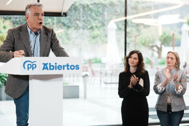 El candidato a lehendakari por el PP, Javier de Andrés, en un acto político en Bilbao junto a la presidenta de la Comunidad de Madrid, Isabel Díaz Ayuso