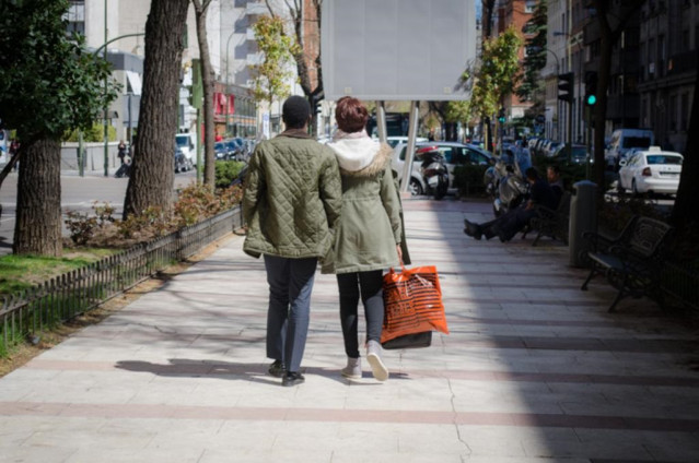 Archivo - Una pareja de compras por Madrid