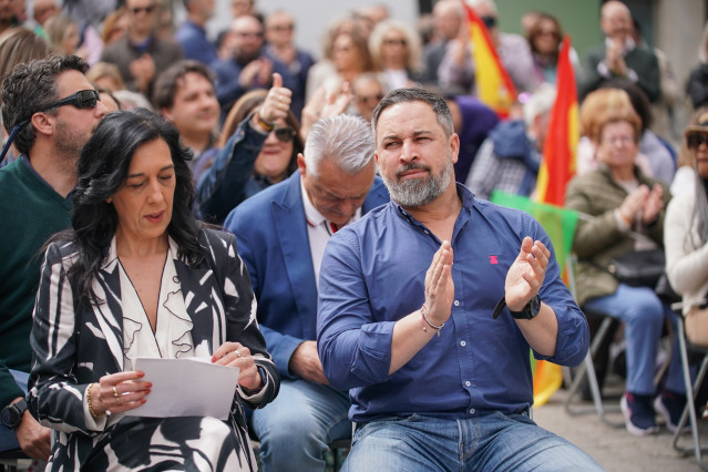 La candidata de VOX a Lehendakari, Amaia Martínez, y el presidente de VOX, Santiago Abascal, durante un acto electoral de su partido, en la Plaza del Arca, a 6 de abril de 2024, en Vitoria-Gasteiz, Álava, País Vasco (España).