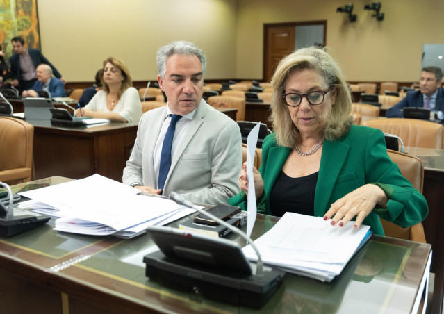 El diputado del PP Elías Bendodo y la vocal de la comisión, Macarena Montesinos, durante la Comisión de Investigación por el ‘caso Koldo’, en el Congreso de los Diputados, a 16 de abril de 2024, en Madrid (España). La Comisión de Investigación por el ‘cas