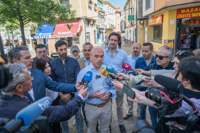 El diputado de Vox en el Parlamento Europeo Jorge Buxadé atiende a los medios en Navalmoral de la Mata (Cáceres)