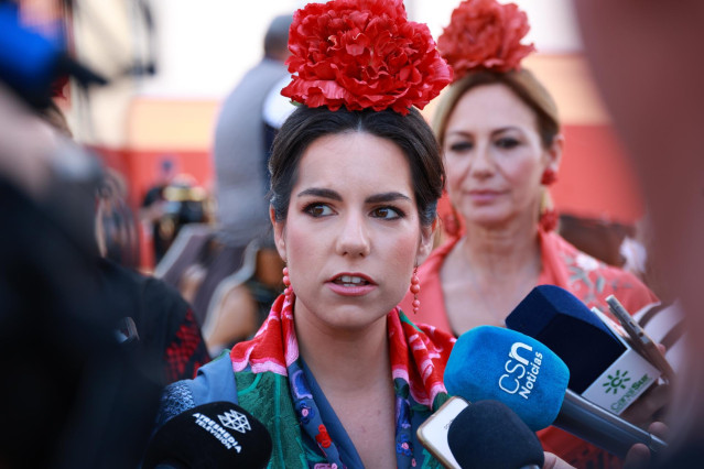 La portavoz de VOX en el Congreso, Pepa Millán, atiende a los medios de comunicación en la portada de la Feria de Abril, a 16 de abril de 2024, en Sevilla, Andalucía (España). Hoy, en este caluroso martes de Feria, políticos de todas las ideologías llegan