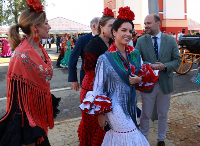 La portavoz de VOX en el Congreso, Pepa Millán, (i) a su llegada a la portada de la Feria de Abril acompañada por la concejal de VOX en el ayuntamiento de Sevilla, Cristina Peláez (2i), a 16 de abril de 2024, en Sevilla, Andalucía (España). Hoy, en este c