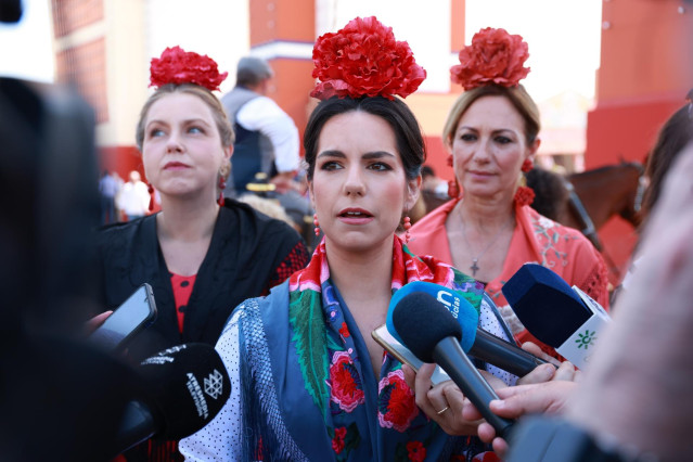 La portavoz de VOX en el Congreso, Pepa Millán, atiende a los medios de comunicación en la portada de la Feria de Abril, a 16 de abril de 2024, en Sevilla, Andalucía (España). Hoy, en este caluroso martes de Feria, políticos de todas las ideologías llegan