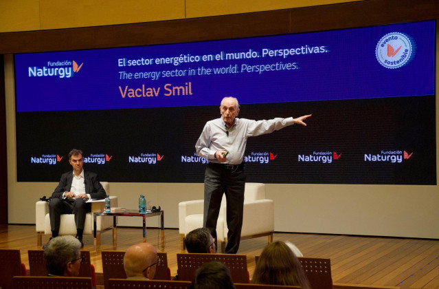 El científico y profesor emérito de la Universidad de Manitoba Vaclav Smil  participa en un seminario de la Fundación Naturgy