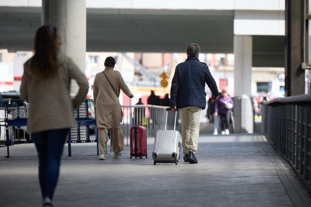 Varias personas caminan por una de las instalaciones de Atocha