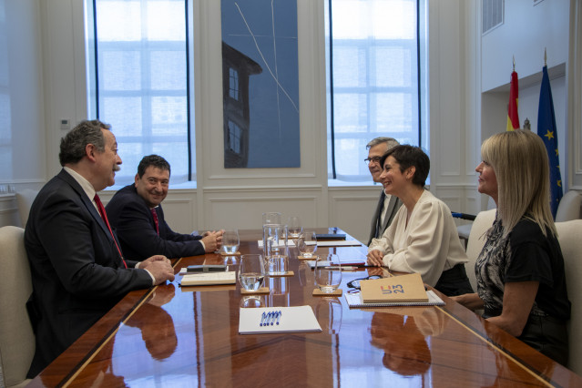 La ministra de Vivienda y Agenda Urbana, Isabel Rodríguez, durante un encuentro con los representantes de la Confederación Española de Asociaciones de Fabricantes de Productos de Construcción (Cepco). En Madrid, a 16 de abril de 2024.