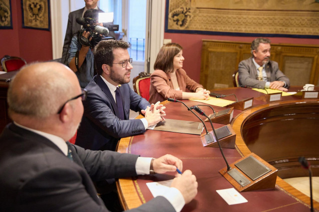 Archivo - (I-D) El delegado de la Generalitat de Catalunya en Madrid, Joan Capdevila; el presidente de la Generalitat de Cataluña, Pere Aragonès y la portavoz de ERC en la Cámara Alta, Sara Bailac, durante la Comisión General de las Comunidades Autónomas,