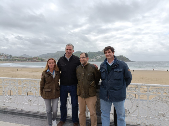 El El diputado y portavoz de Vox en el Ayuntamiento de Madrid, Javier Ortega Smith, junto al cabeza de lista por Gipuzkoa, Andrés Paramio, y representantes del partido en el territorio en San Sebastián