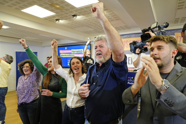 (I-D) La portavoz de podemos en el Ayuntamiento de Bilbao, Ana Viñals; la candidata de Podemos a Lehendakari, Miren Gorrotxategi; la candidata de Podemos a las elecciones europeas, Irene Montero, y los candidatos de Podemos al Parlamento Vasco, David Soto