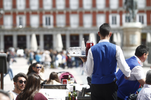 Archivo - Un camarero ateniendo a los clientes de una terraza en la Plaza Mayor de Madrid