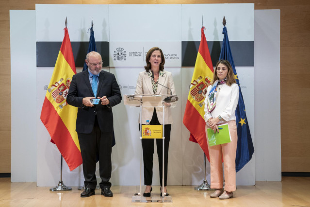 Archivo - La presidenta de AEB, Alejandra Kindelán, ofrece una rueda de prensa tras una reunión con la vicepresidenta primera y ministra de Asuntos Económicos y Transformación Digital, Nadia Calviño, y las asociaciones financieras en la sede del Ministeri