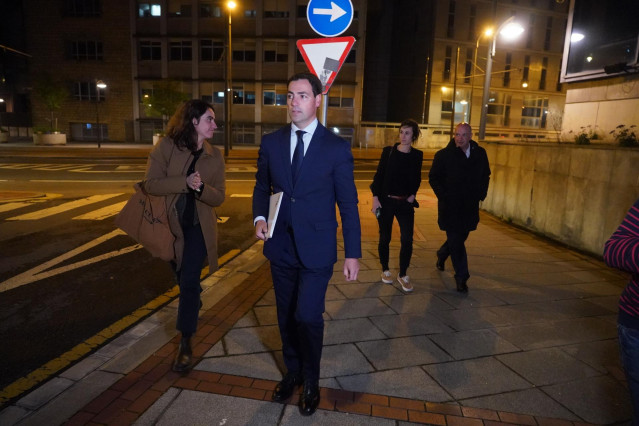 El candidato del PNV a Lehendakari, Imanol Pradales, a su llegada al debate electoral, en la sede de EiTB, a 16 de abril de 2024, en Bilbao, Vizcaya, País Vasco (España). El debate se enmarca previo a los comicios vascos del próximo domingo, 21 de abril,