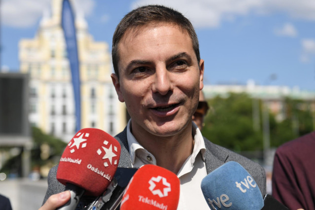 Archivo - El candidato del PSOE a la Presidencia de la Comunidad de Madrid y secretario general del PSOE-M, Juan Lobato, atiende a medios a su llegada a un acto de campaña con jóvenes, en el Centro Cultural Emilia Pardo Bazán, a 19 de mayo de 2023, en Mad