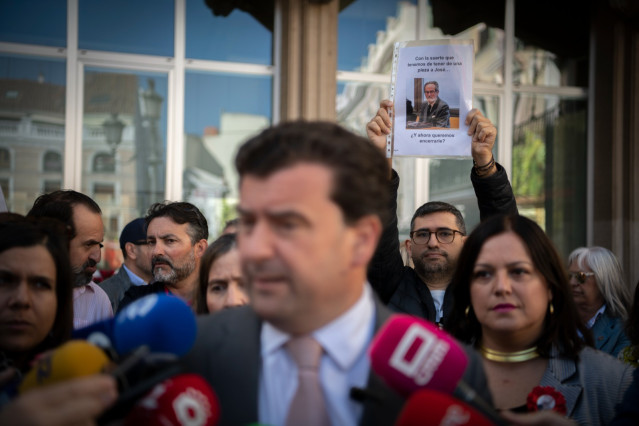 El diputado nacional de Vox por la provincia de Ciudad Real, Ricardo Chamorro, atiende a los medios.