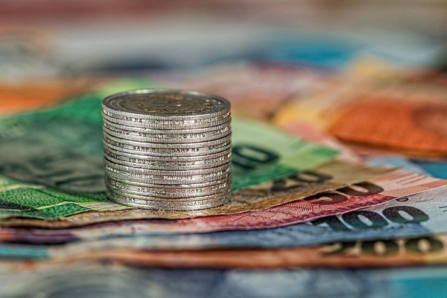 Archivo - Monedas y billetes.